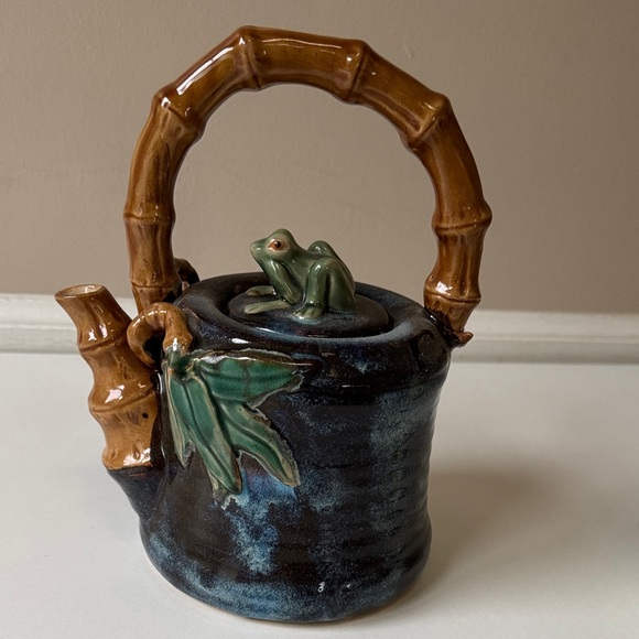 Ceramic Teapot with Frog and Leaf Design & 1 can of The Republic of Tea - 50 bag - Picture 3 of 13
